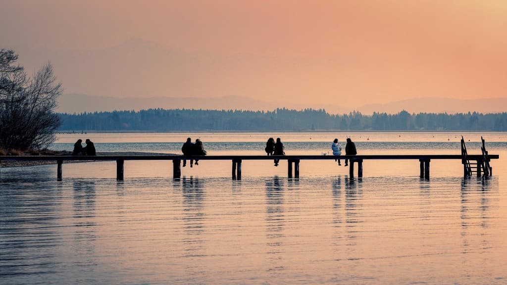 Parejas en un embarcadero al atardecer